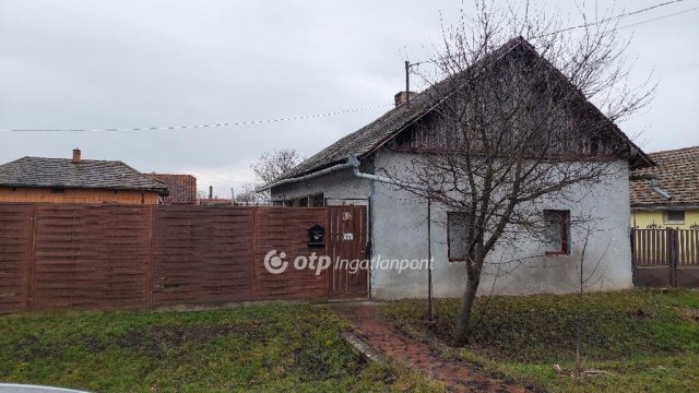 Eladó családi ház, Kisújszálláson 10.5 M Ft, 2 szobás