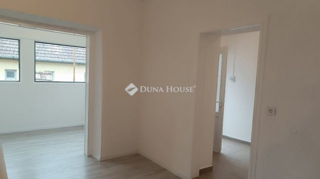 Eladó családi ház, Tápiószecsőn 59.9 M Ft, 5 szobás