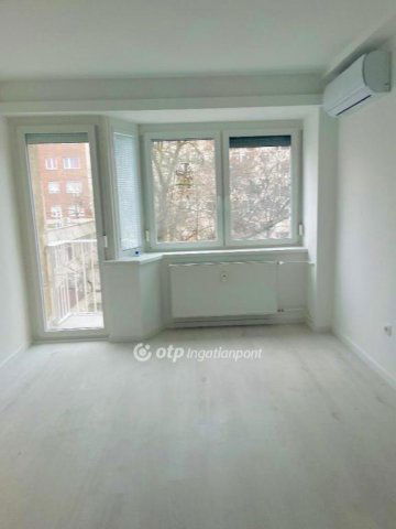 Eladó téglalakás, Pécsett 65 M Ft, 2 szobás