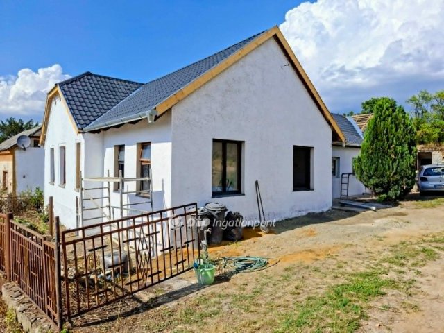 Eladó családi ház, Hosszúhetényen 32.9 M Ft, 4 szobás