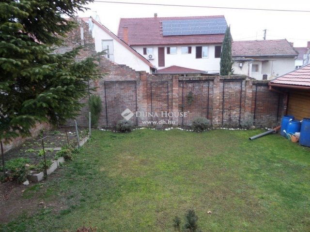 Eladó nyaraló, Pécsett 115 M Ft, 3 szobás / költözzbe.hu