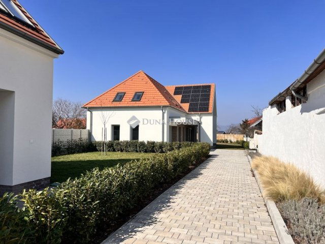 Eladó családi ház, Veszprémben 267.86 M Ft, 6 szobás