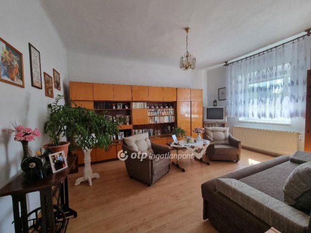 Eladó családi ház, Pápateszéren 43.99 M Ft, 2 szobás