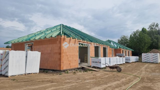 Eladó ikerház, Zsámbékon, Határ úton 102 M Ft, 4 szobás