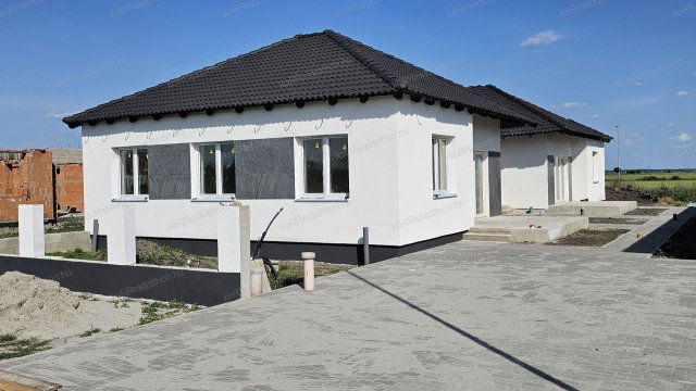 Eladó ikerház, Jászberényben 82 M Ft, 4 szobás
