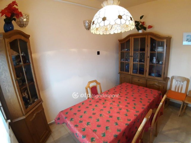 Eladó családi ház, Balatonendréden 136 M Ft, 6 szobás