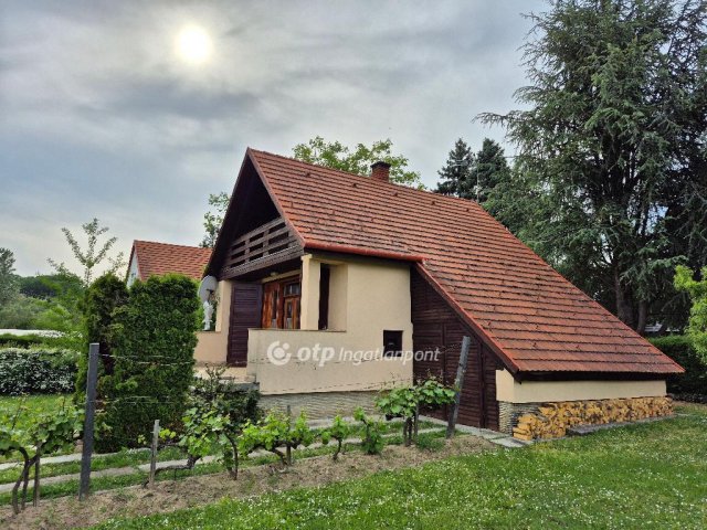 Eladó családi ház, Ábrahámhegyen 79.9 M Ft, 1+2 szobás