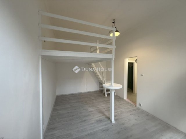 Eladó téglalakás, Budapesten, VI. kerületben 47.9 M Ft, 1 szobás