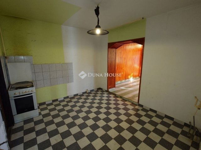 Eladó panellakás, Kecskeméten 54.9 M Ft, 3 szobás