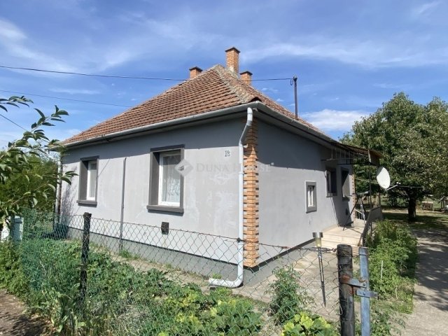 Eladó családi ház, Tasson 35 M Ft, 2 szobás