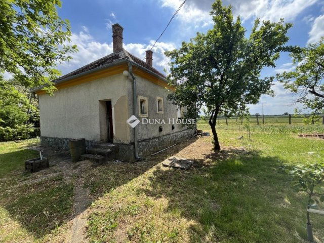 Eladó családi ház, Zsédenyen 29.99 M Ft, 2 szobás