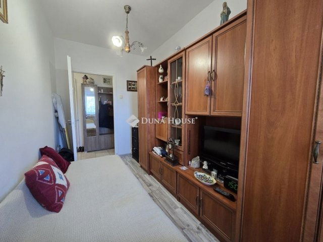 Eladó panellakás, Komlón 19.9 M Ft, 2 szobás