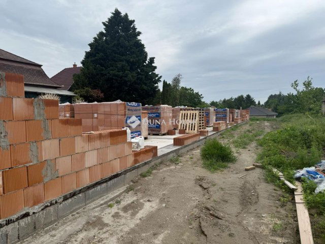 Eladó téglalakás, Szigetszentmártonban 99.9 M Ft, 5 szobás