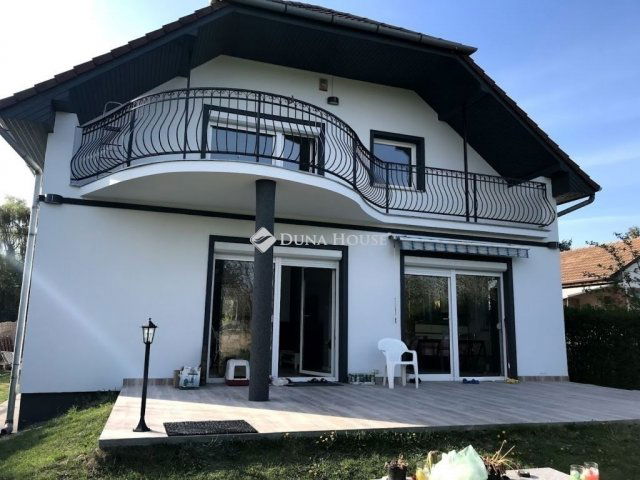 Eladó családi ház, Halásztelken 199.9 M Ft, 6 szobás