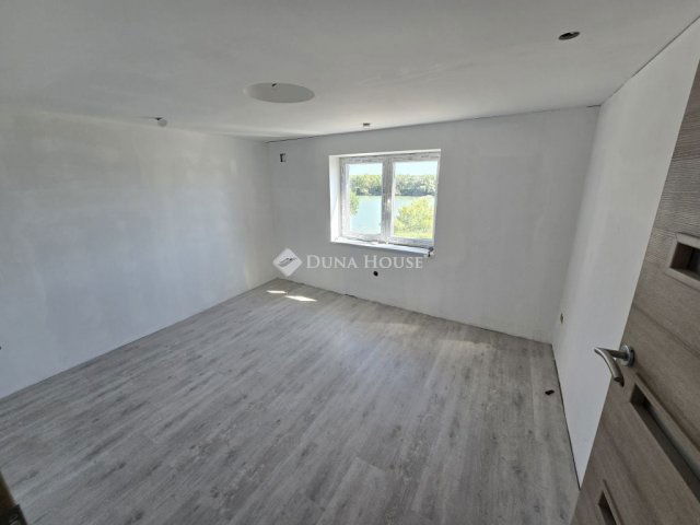 Eladó családi ház, Ercsiben 37.5 M Ft, 3 szobás