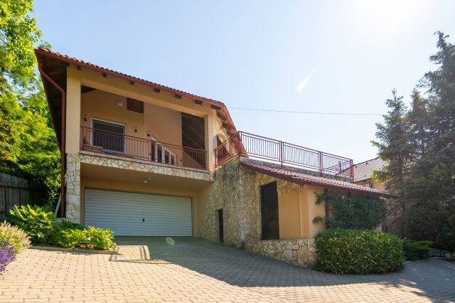 Eladó családi ház, Szadán 185 M Ft, 4 szobás
