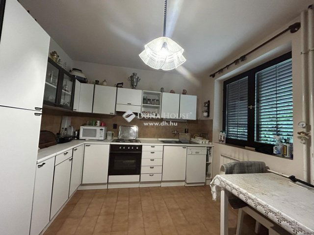 Eladó családi ház, Budaörsön 230 M Ft, 10 szobás