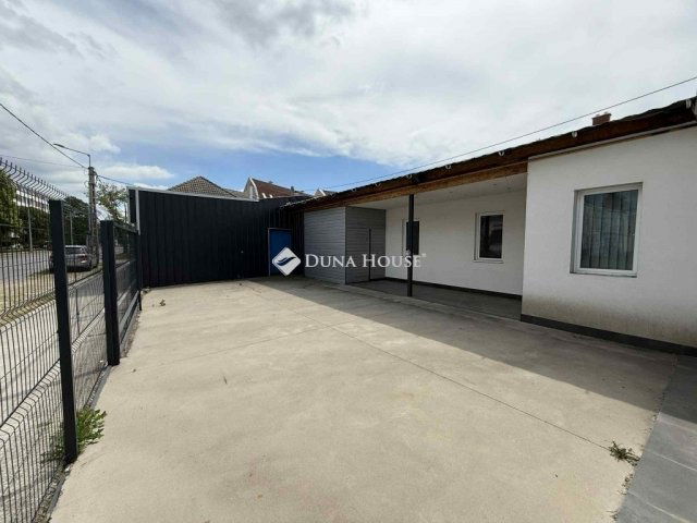 Eladó családi ház, Kecskeméten 100 M Ft, 2 szobás