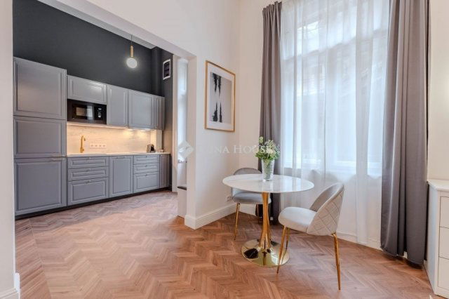 Eladó téglalakás, Budapesten, V. kerületben 160 M Ft, 2 szobás