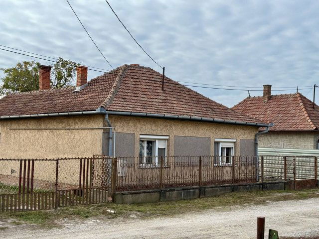 Eladó családi ház, Jászladányon 8.5 M Ft, 2+1 szobás