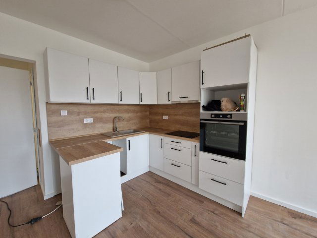 Eladó panellakás, Pécsett 59.8 M Ft, 3+1 szobás