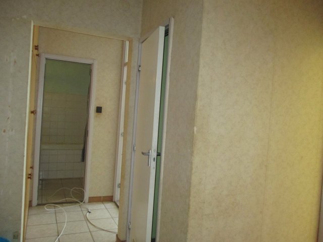 Eladó panellakás, Békéscsabán 24 M Ft, 2 szobás