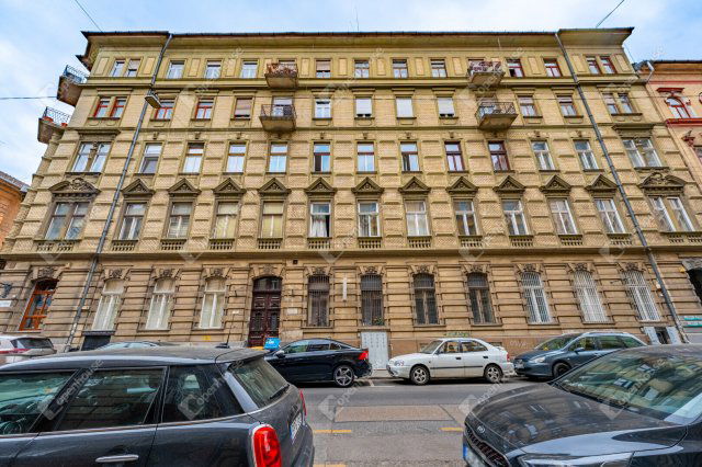 Eladó téglalakás, Budapesten, VI. kerületben 44.9 M Ft, 1 szobás
