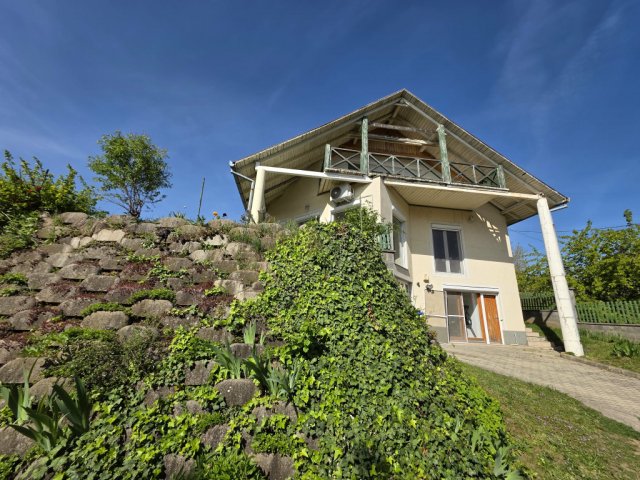 Eladó családi ház, Pécsett 138 M Ft, 5 szobás