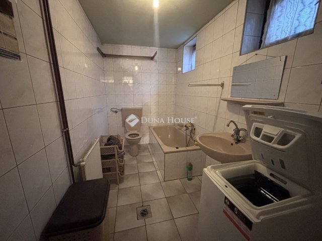 Eladó családi ház, Pócsmegyeren 29.9 M Ft, 2 szobás