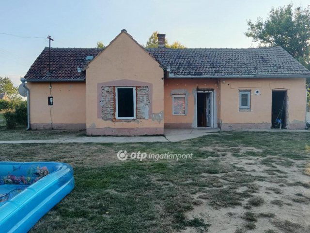 Eladó családi ház, Göllén 4.8 M Ft, 1+2 szobás
