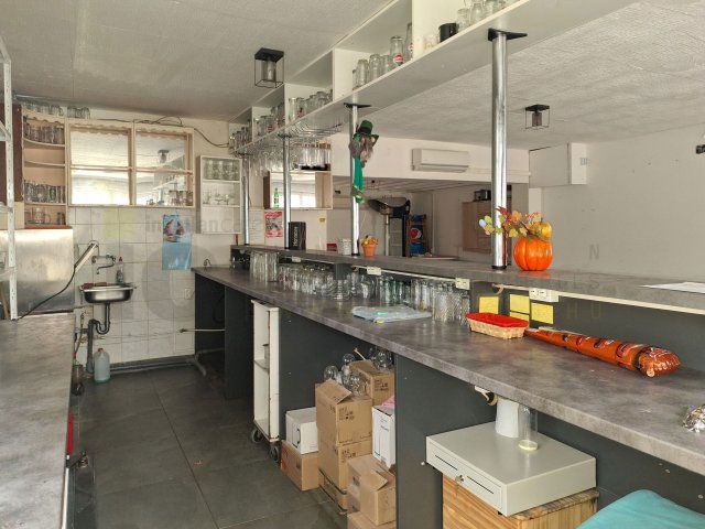 Eladó üzlethelyiség, Szegeden, Etelka soron 69.99 M Ft