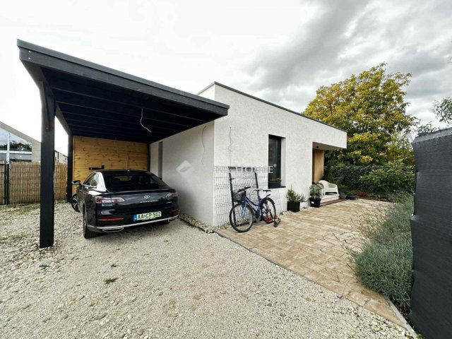 Eladó családi ház, Siófokon 96.2 M Ft, 3 szobás