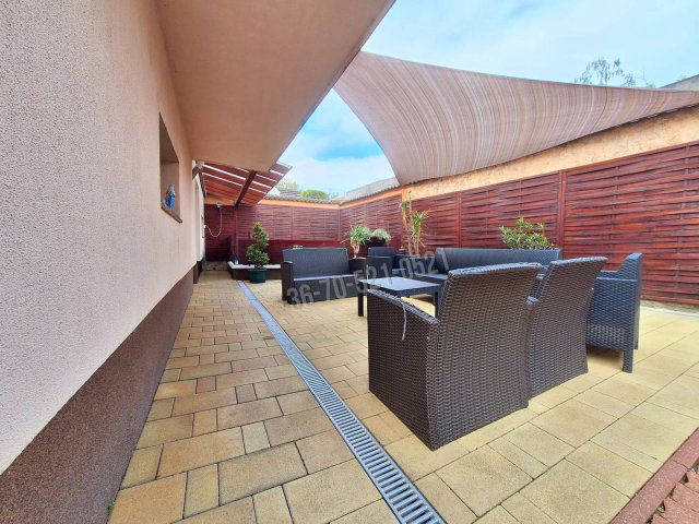 Eladó családi ház, Pécsett, Hajnal utcában 99.99 M Ft, 6 szobás