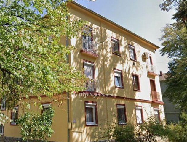 Eladó téglalakás, Komlón 15.5 M Ft, 2 szobás