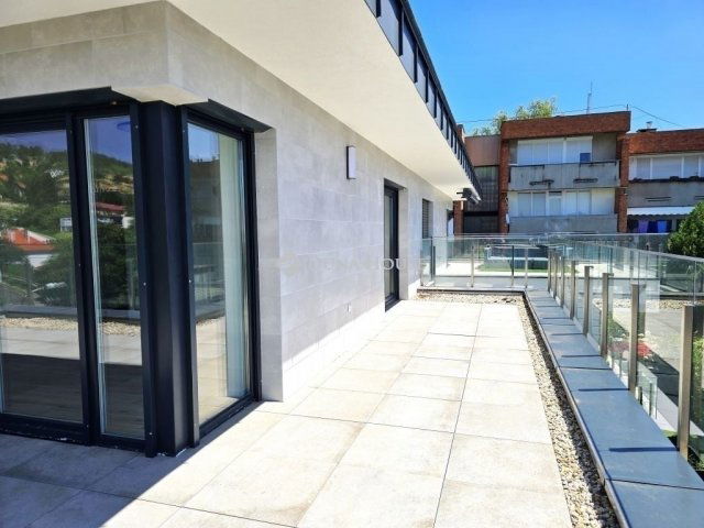 Eladó téglalakás, Pécsett 190 M Ft, 4 szobás