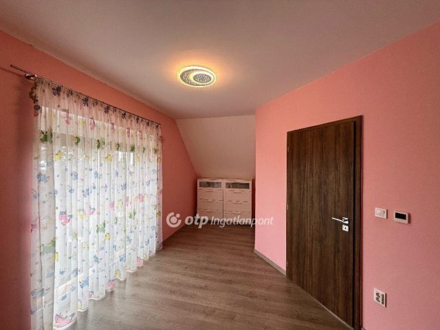 Eladó családi ház, Sukorón 189 M Ft, 4+1 szobás