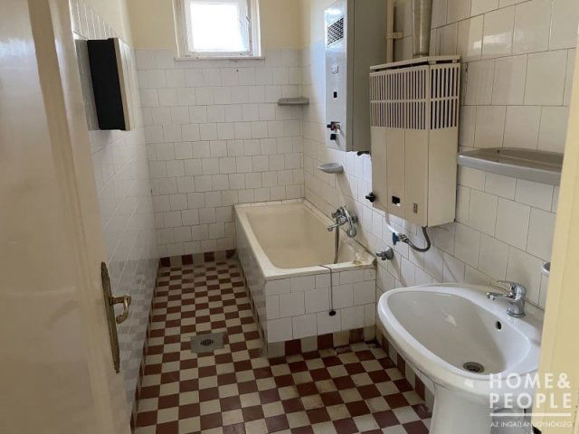 Eladó téglalakás, Szegeden 0.15 M Ft, 3 szobás