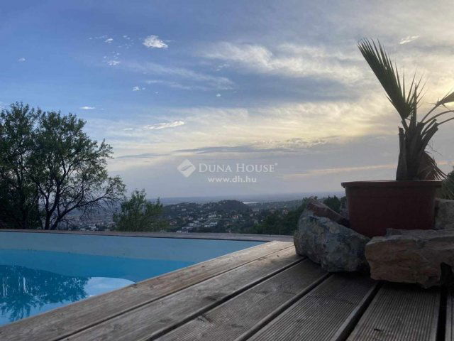 Eladó családi ház, Pécsett 349 M Ft, 5 szobás