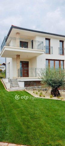 Eladó ikerház, Balatonfüreden 229.9 M Ft, 4 szobás