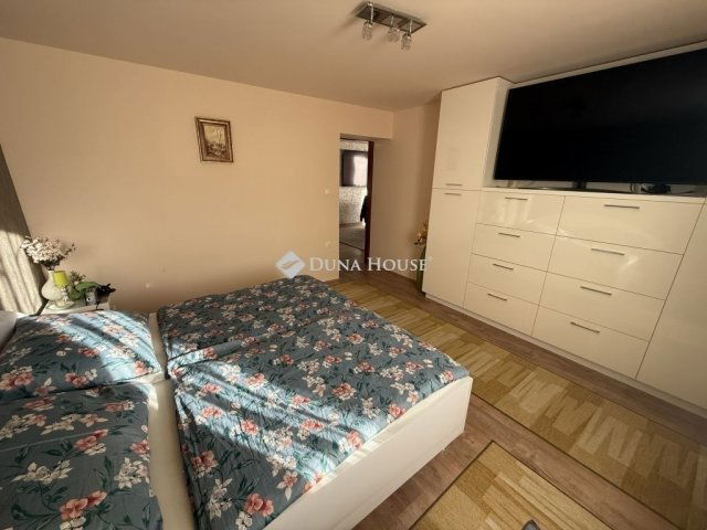 Eladó családi ház, Pécsett 125 M Ft, 5 szobás