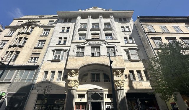 Eladó téglalakás, V. kerületben, Petőfi Sándor utcában