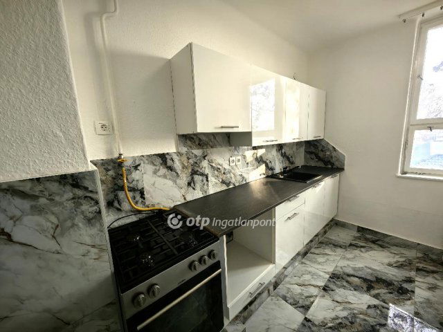 Eladó téglalakás, Kisújszálláson 26.5 M Ft, 1+1 szobás