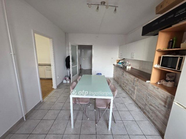 Eladó panellakás, Debrecenben 62.9 M Ft, 3 szobás