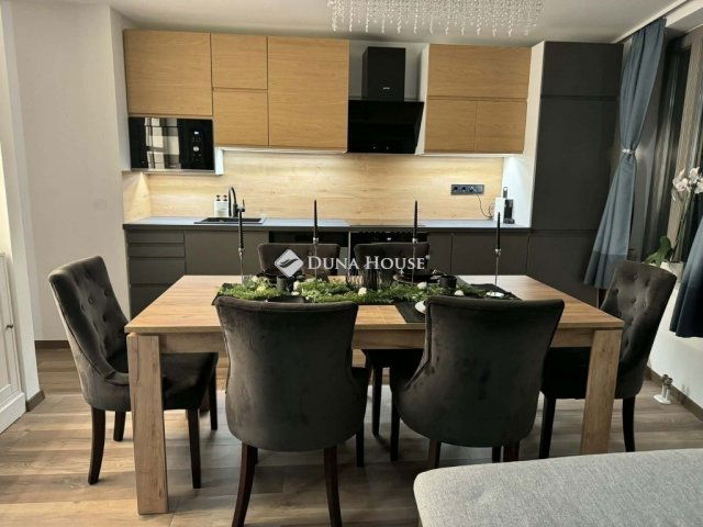 Eladó téglalakás, Esztergomban 120 M Ft, 5 szobás