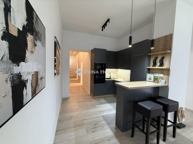 Eladó téglalakás, Pécsett 82.9 M Ft, 3 szobás