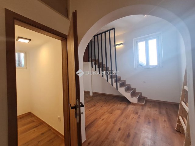 Eladó téglalakás, Budapesten, VI. kerületben 59.9 M Ft, 1 szobás