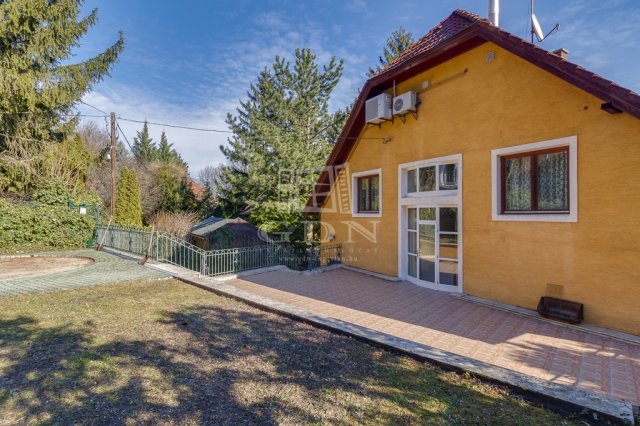 Eladó családi ház, Szentendrén 260 M Ft, 13 szobás