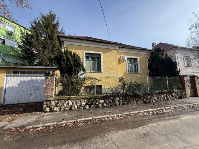 Eladó családi ház, Pécsett, Nagyszeben utcában 79.9 M Ft