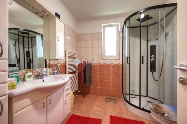 Eladó családi ház, Piliscsabán 164.9 M Ft, 7 szobás