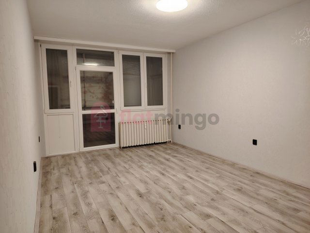 Eladó panellakás, Pécsett 56.8 M Ft, 3 szobás